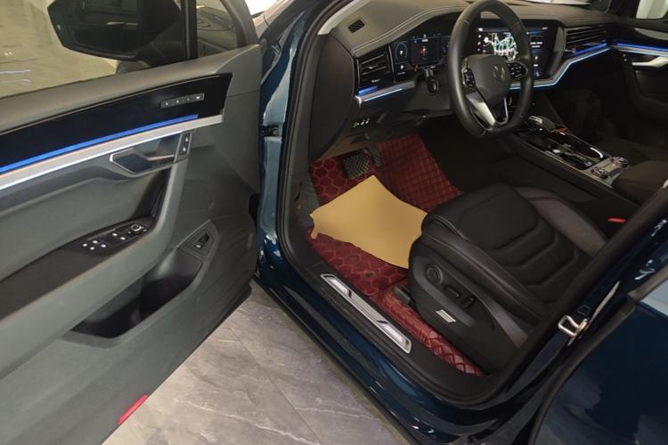 Used Volkswagen Touareg 2022 3.0 TSI Luxury Edition Black Diamond Sport Package Driver Seat