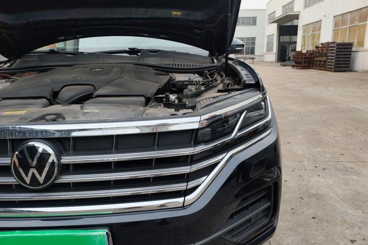 Used Volkswagen Touareg 2022 3.0 TSI Prestige Edition Classic Sport Package Engine Bay Left