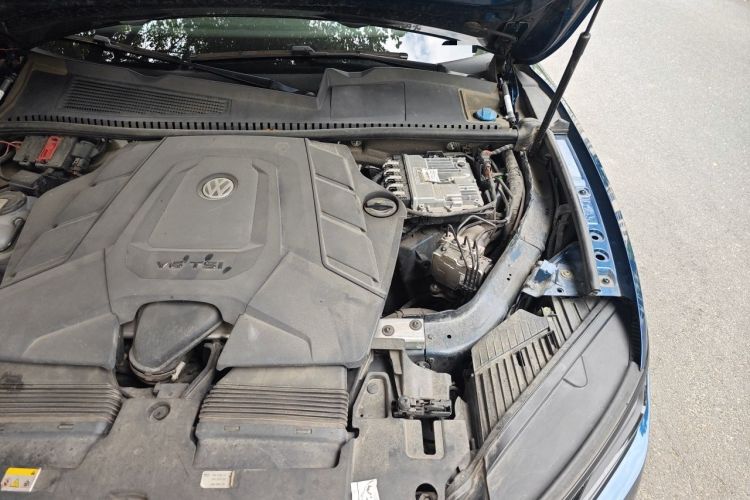 Used Volkswagen Touareg 2022 3.0 TSI Luxury Edition Black Diamond Sport Package Engine Bay Left