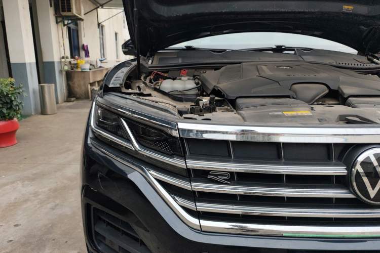Used Volkswagen Touareg 2022 3.0 TSI Prestige Edition Classic Sport Package Engine Bay Right