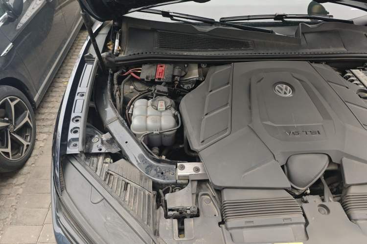 Used Volkswagen Touareg 2022 3.0 TSI Prestige 20th Anniversary Special Edition Engine Bay Right