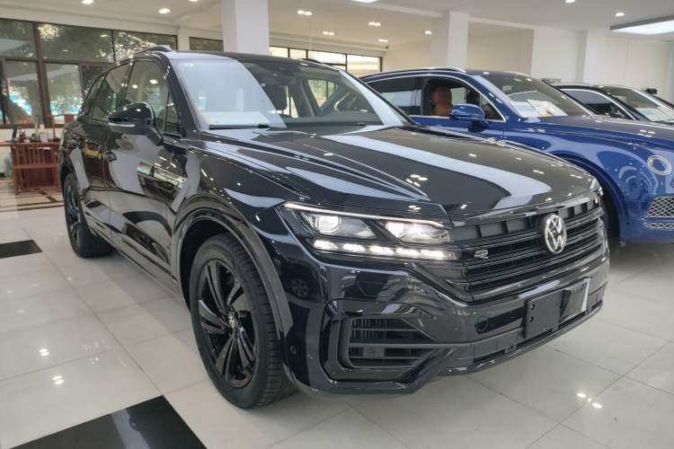 Used Volkswagen Touareg 2022 3.0 TSI Luxury Edition Black Diamond Sport Package Front Right 45 Deg