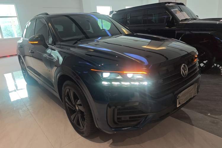 Used Volkswagen Touareg 2022 3.0 TSI Luxury Edition Black Diamond Sport Package Front Right 45 Deg