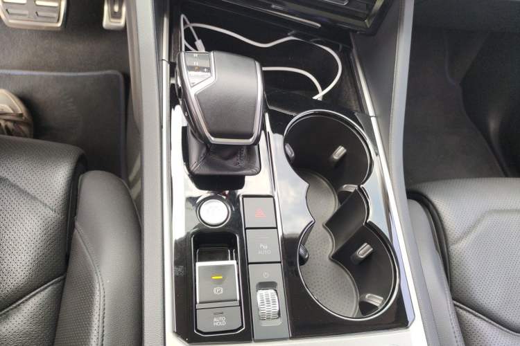 Used Volkswagen Touareg 2022 3.0 TSI Luxury Edition Black Diamond Sport Package Gear Lever