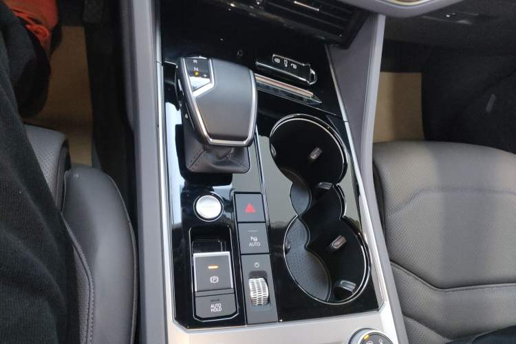 Used Volkswagen Touareg 2022 3.0 TSI Luxury Edition Black Diamond Sport Package Gear Lever