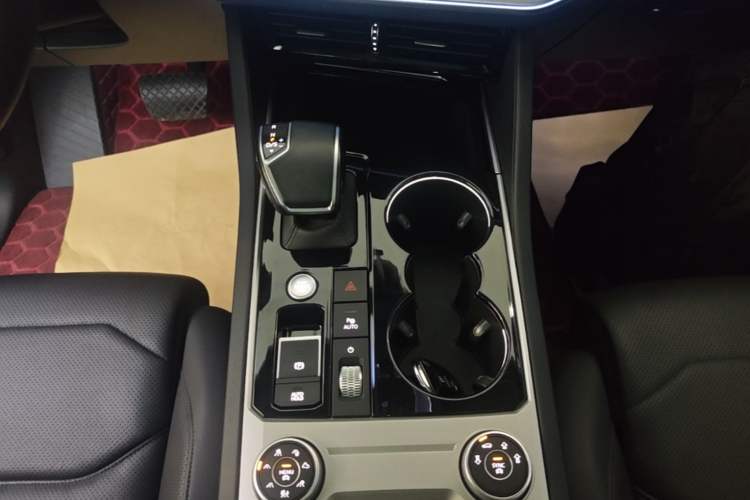 Used Volkswagen Touareg 2022 3.0 TSI Luxury Edition Black Diamond Sport Package Gear Lever