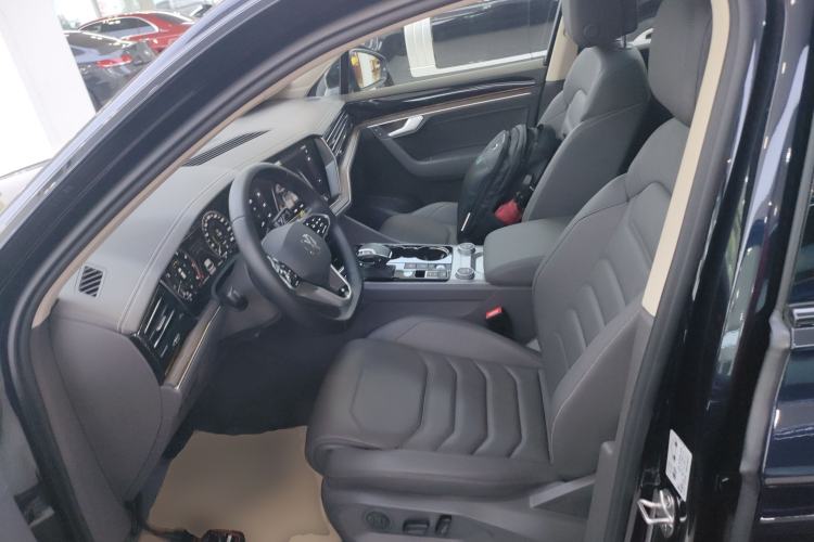 Used Volkswagen Touareg 2022 3.0 TSI Luxury Edition Black Diamond Sport Package Left Front Seat