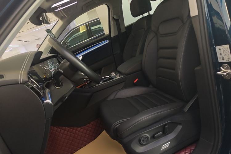 Used Volkswagen Touareg 2022 3.0 TSI Luxury Edition Black Diamond Sport Package Left Front Seat