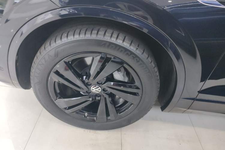 Used Volkswagen Touareg 2022 3.0 TSI Luxury Edition Black Diamond Sport Package Left Front Wheel Hub