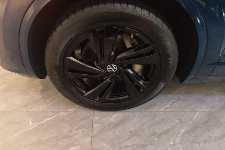 Used Volkswagen Touareg 2022 3.0 TSI Luxury Edition Black Diamond Sport Package Left Front Wheel Hub