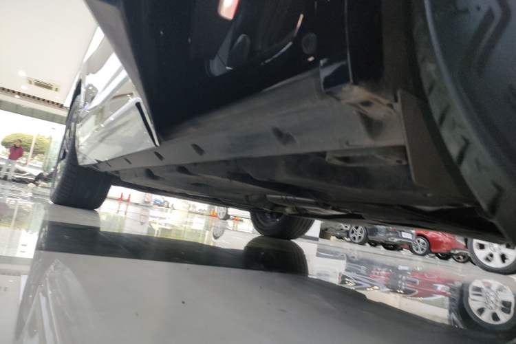 Used Volkswagen Touareg 2022 3.0 TSI Luxury Edition Black Diamond Sport Package Left Side Sill