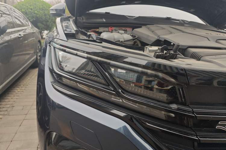 Used Volkswagen Touareg 2022 3.0 TSI Prestige 20th Anniversary Special Edition Right Front Headlight