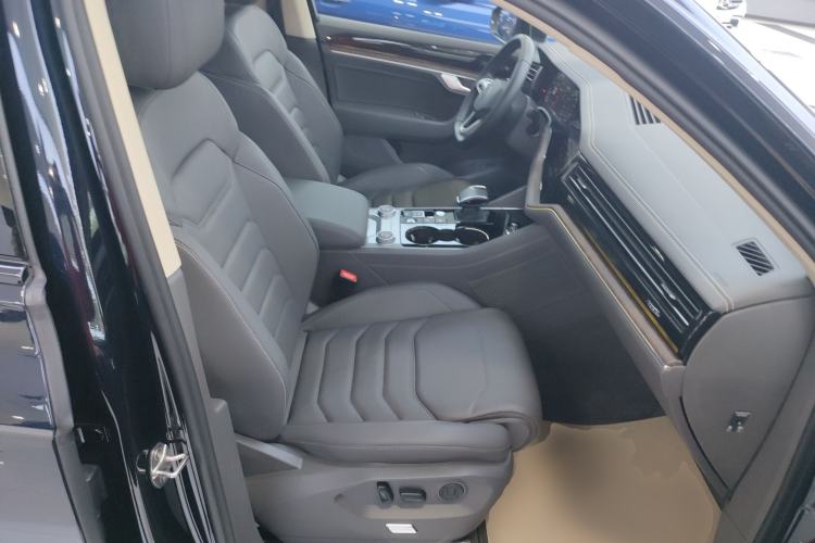 Used Volkswagen Touareg 2022 3.0 TSI Luxury Edition Black Diamond Sport Package Right Front Seat