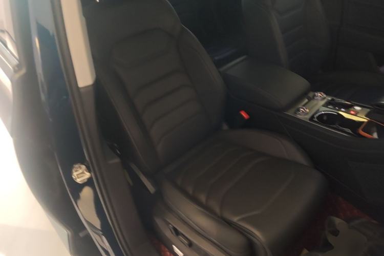 Used Volkswagen Touareg 2022 3.0 TSI Luxury Edition Black Diamond Sport Package Right Front Seat