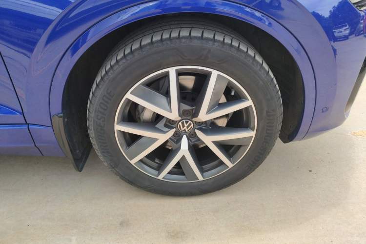 Used Volkswagen Touareg 2022 3.0 TSI Luxury Edition Black Diamond Sport Package Right Front Wheel Hub