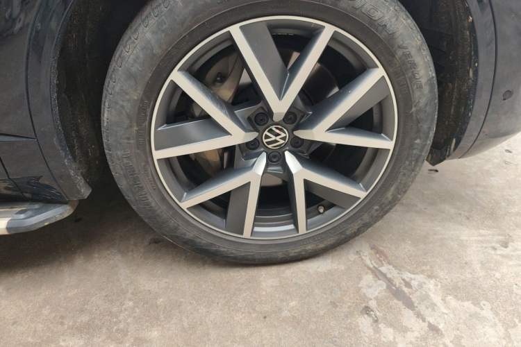 Used Volkswagen Touareg 2022 3.0 TSI Prestige Edition Classic Sport Package Right Front Wheel Hub