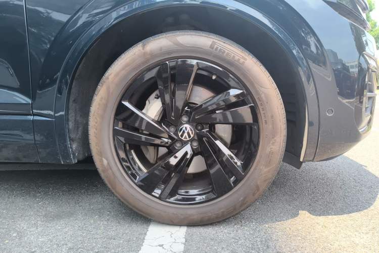 Used Volkswagen Touareg 2022 3.0 TSI Prestige Edition Classic Sport Package Right Front Wheel Hub