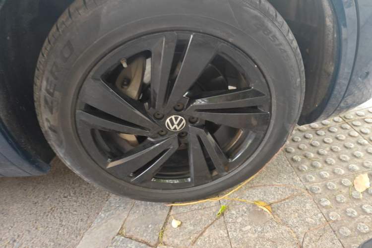 Used Volkswagen Touareg 2022 3.0 TSI Luxury Edition Black Diamond Sport Package Right Front Wheel Hub