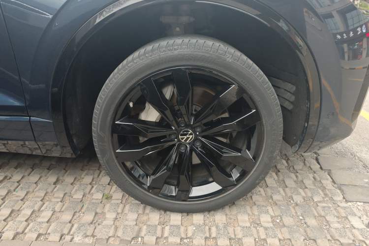 Used Volkswagen Touareg 2022 3.0 TSI Prestige 20th Anniversary Special Edition Right Front Wheel Hub