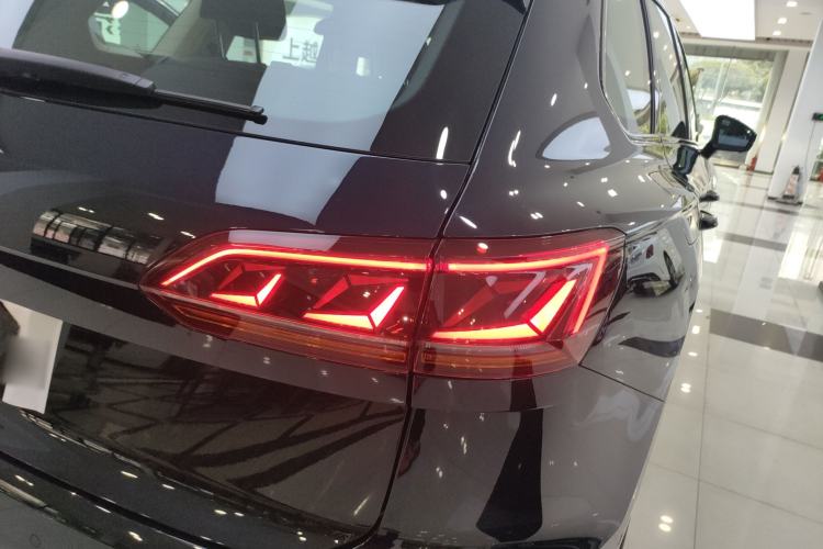Used Volkswagen Touareg 2022 3.0 TSI Luxury Edition Black Diamond Sport Package Right Rear Taillight
