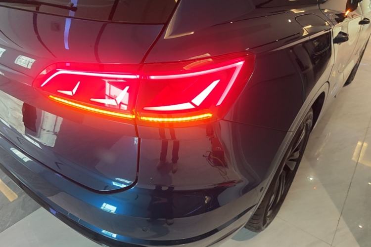 Used Volkswagen Touareg 2022 3.0 TSI Luxury Edition Black Diamond Sport Package Right Rear Taillight