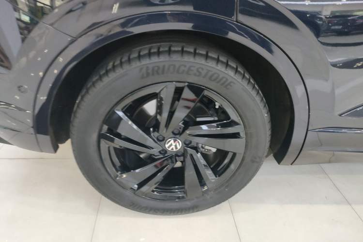 Used Volkswagen Touareg 2022 3.0 TSI Luxury Edition Black Diamond Sport Package Right Rear Wheel Hub