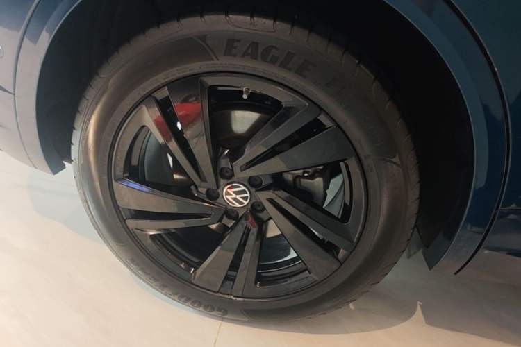 Used Volkswagen Touareg 2022 3.0 TSI Luxury Edition Black Diamond Sport Package Right Rear Wheel Hub