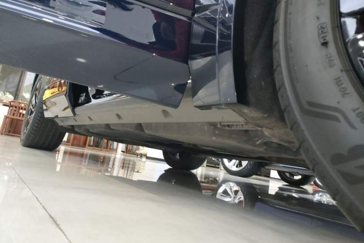 Used Volkswagen Touareg 2022 3.0 TSI Luxury Edition Black Diamond Sport Package Right Side Sill