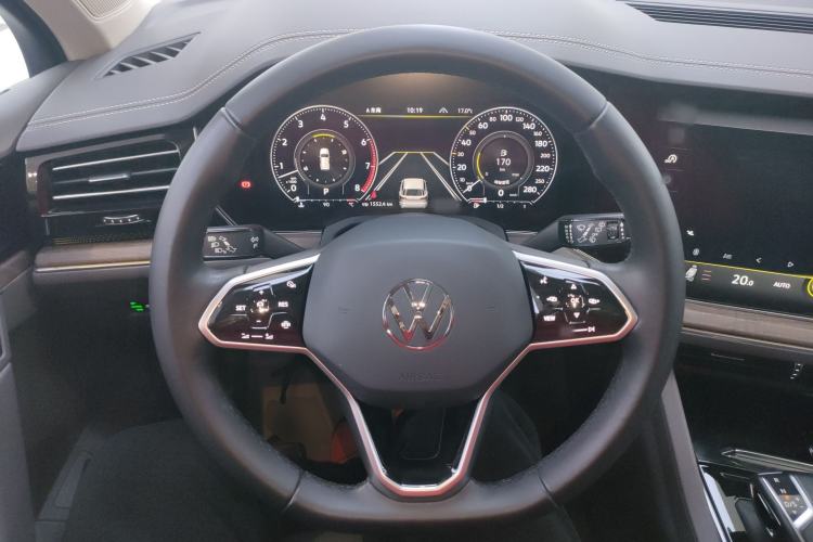 Used Volkswagen Touareg 2022 3.0 TSI Luxury Edition Black Diamond Sport Package Steering Wheel
