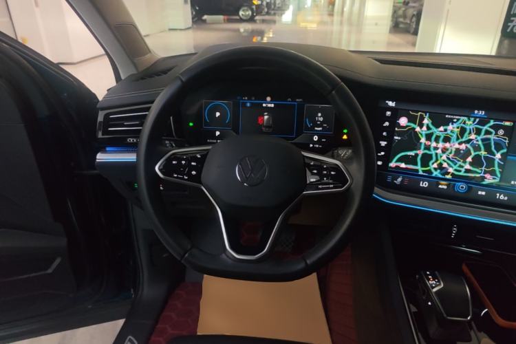 Used Volkswagen Touareg 2022 3.0 TSI Luxury Edition Black Diamond Sport Package Steering Wheel