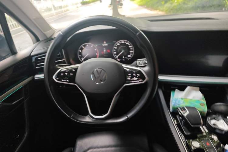 Used Volkswagen Touareg 2022 3.0 TSI Luxury Edition Black Diamond Sport Package Steering Wheel