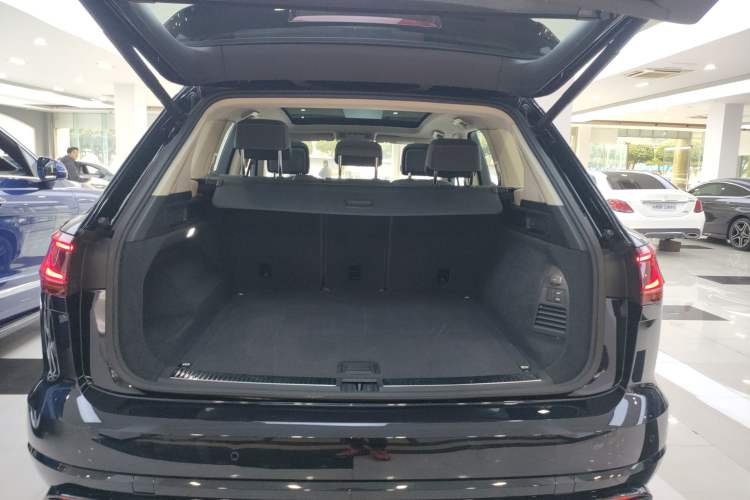 Used Volkswagen Touareg 2022 3.0 TSI Luxury Edition Black Diamond Sport Package Trunk