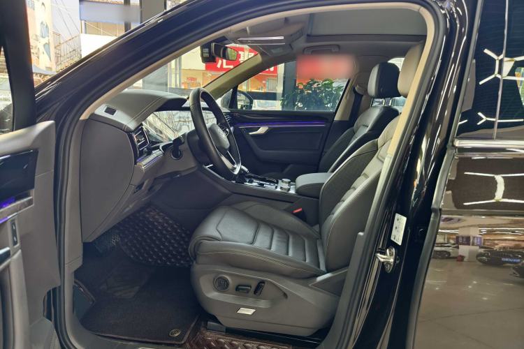 Used Volkswagen Touareg 2022 2.0 TSI RuiShang Edition Interior 8