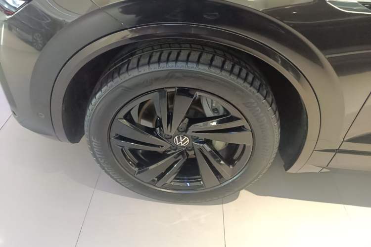 Used Volkswagen Touareg 2022 3.0 TSI Luxury Edition Black Diamond Sport Package Left Front Wheel Hub