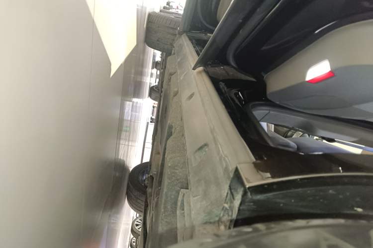 Used Volkswagen Touareg 2022 3.0 TSI Luxury Edition Black Diamond Sport Package Left Side Sill