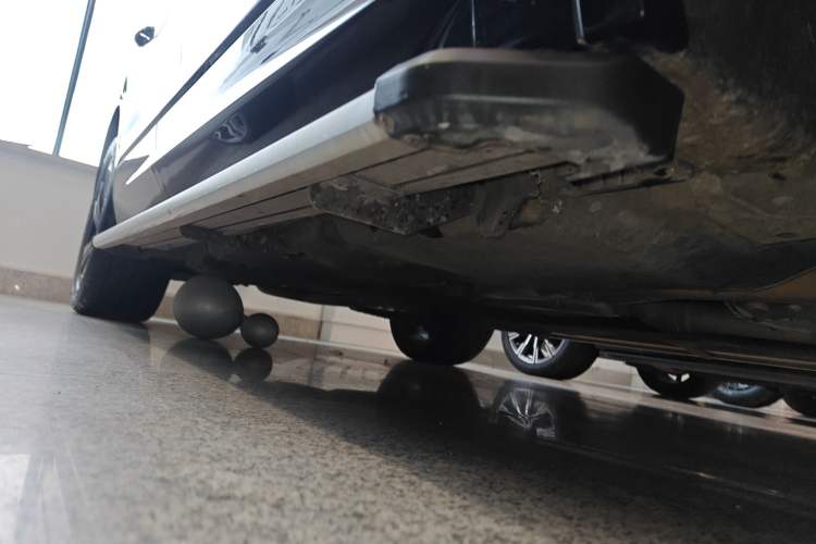 Used Volkswagen Touareg 2022 3.0 TSI Luxury Edition Black Diamond Sport Package Right Side Sill