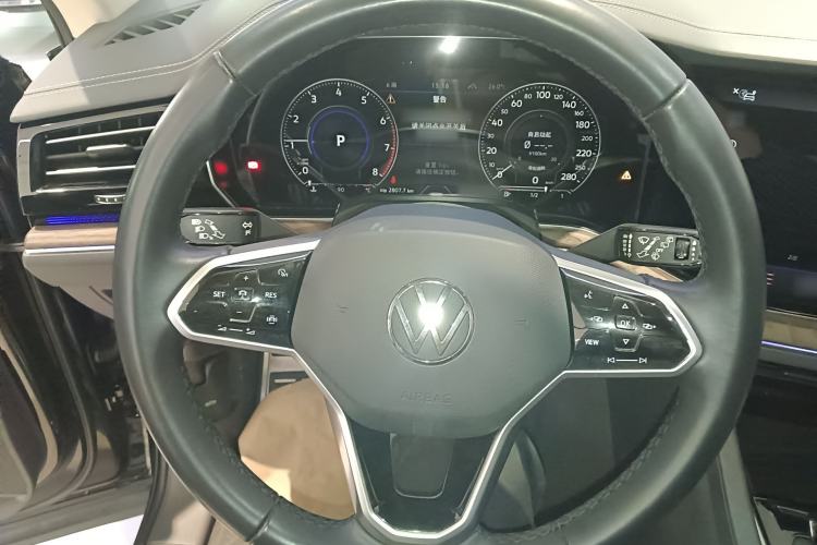 Used Volkswagen Touareg 2022 3.0 TSI Luxury Edition Black Diamond Sport Package Steering Wheel