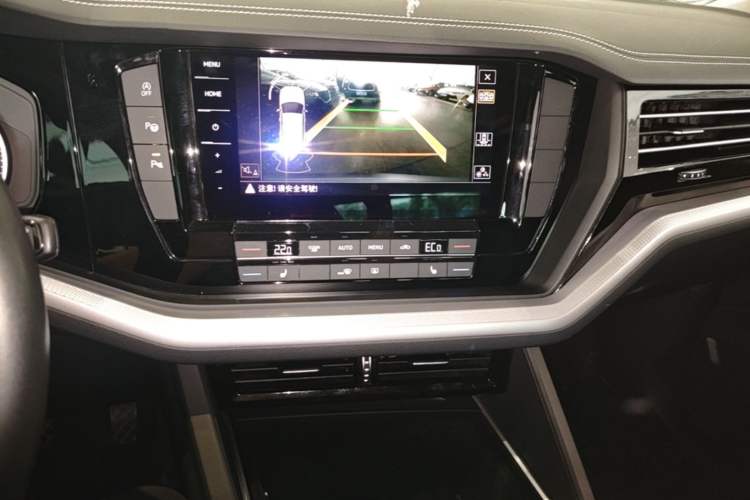 Used Volkswagen Touareg 2022 2.0 TSI Flagship Special Edition Audio And AC Panel