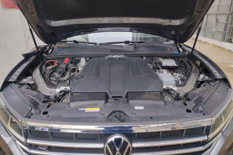 Used Volkswagen Touareg 2022 2.0 TSI RuiShang Edition Engine Bay