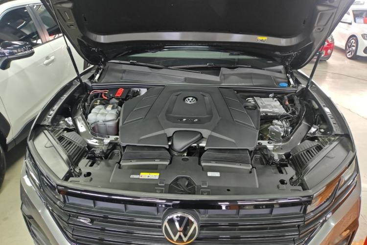 Used Volkswagen Touareg 2022 3.0 TSI Luxury Edition Black Diamond Sport Package Engine Bay