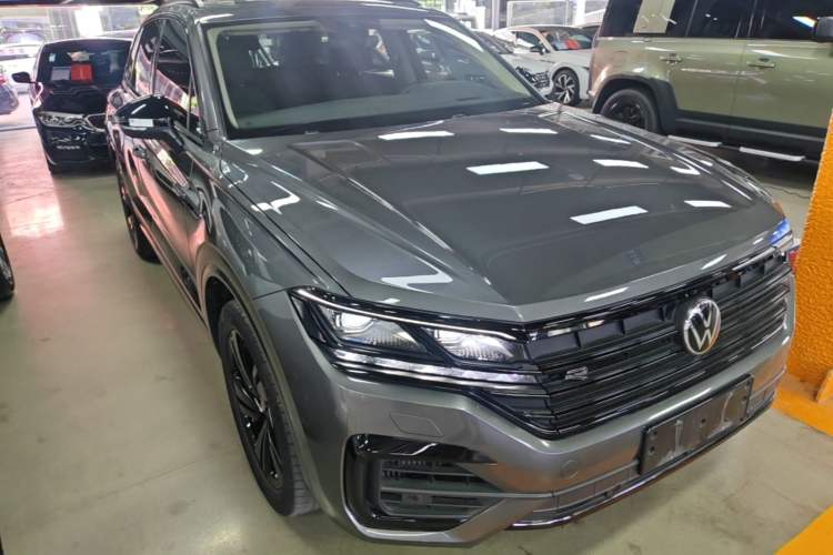 Used Volkswagen Touareg 2022 3.0 TSI Luxury Edition Black Diamond Sport Package Front Right 45 Deg