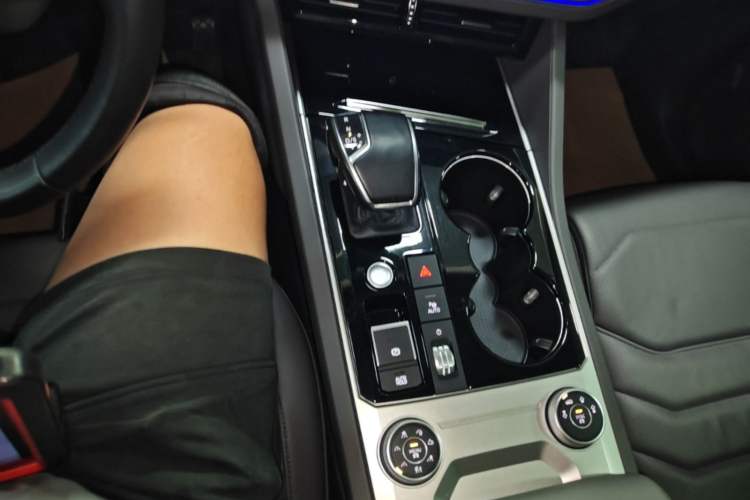 Used Volkswagen Touareg 2022 3.0 TSI Luxury Edition Black Diamond Sport Package Gear Lever