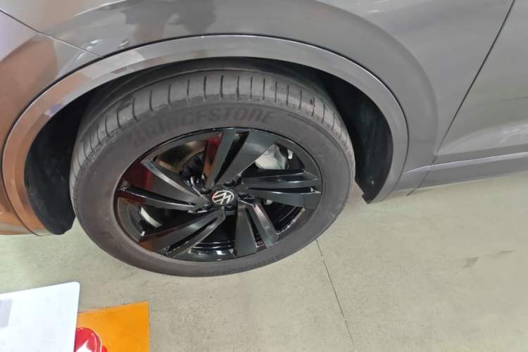 Used Volkswagen Touareg 2022 3.0 TSI Luxury Edition Black Diamond Sport Package Left Front Wheel Hub