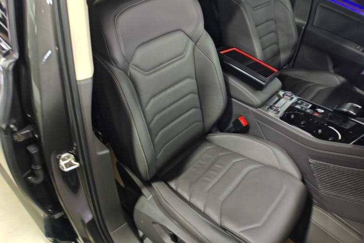 Used Volkswagen Touareg 2022 3.0 TSI Luxury Edition Black Diamond Sport Package Right Front Seat