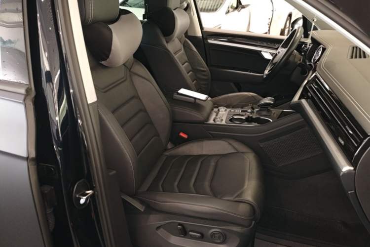 Used Volkswagen Touareg 2022 2.0 TSI Flagship Special Edition Right Front Seat