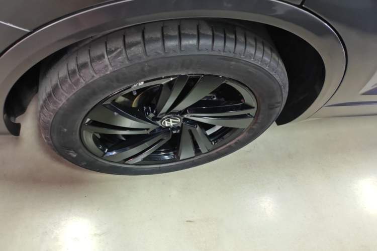 Used Volkswagen Touareg 2022 3.0 TSI Luxury Edition Black Diamond Sport Package Right Rear Wheel Hub
