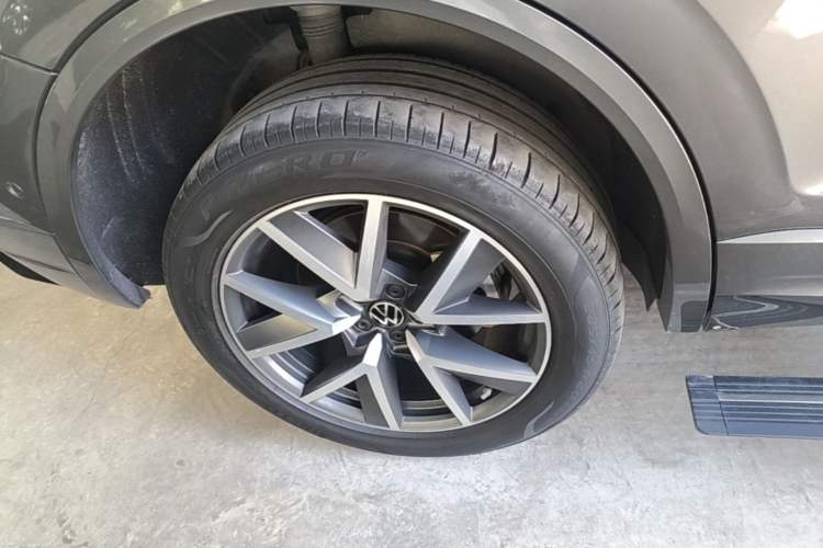 Used Volkswagen Touareg 2022 3.0 TSI Prestige Edition Classic Sport Package Right Rear Wheel Hub