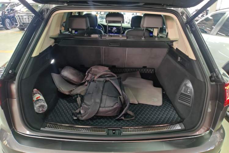 Used Volkswagen Touareg 2022 3.0 TSI Luxury Edition Black Diamond Sport Package Trunk