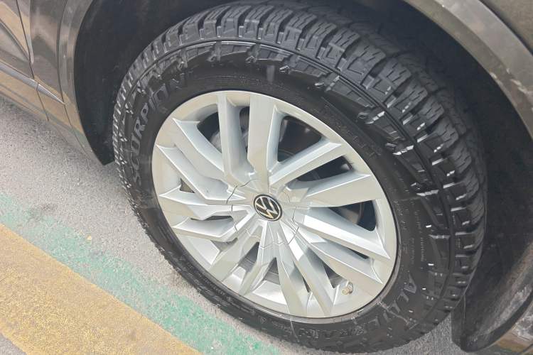 Used Volkswagen Touareg 2022 2.0 TSI RuiShang Edition Right Front Wheel Hub