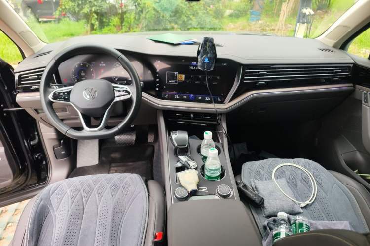 Used Volkswagen Touareg 2023 3.0 TSI Luxury Edition Obsidian Black Sport Package Center Console